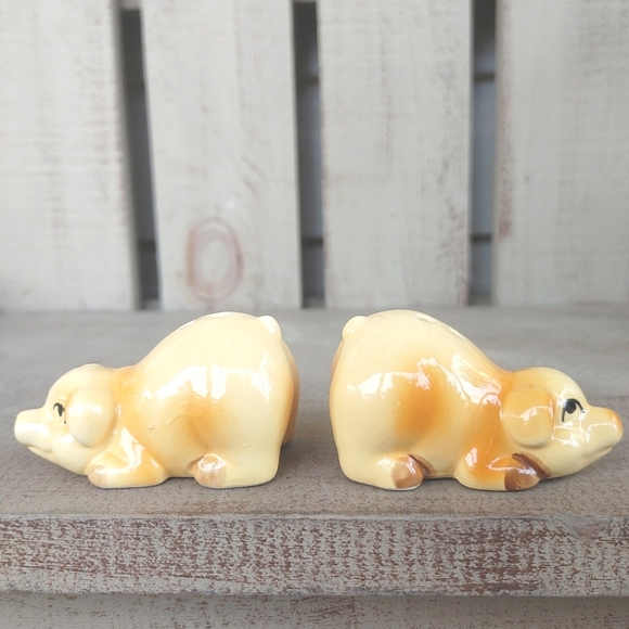 Vintage 1980's Ceramic Yellow Farm Pigs Laying Down Salt & Pepper Shaker Set - Picture 2 of 12